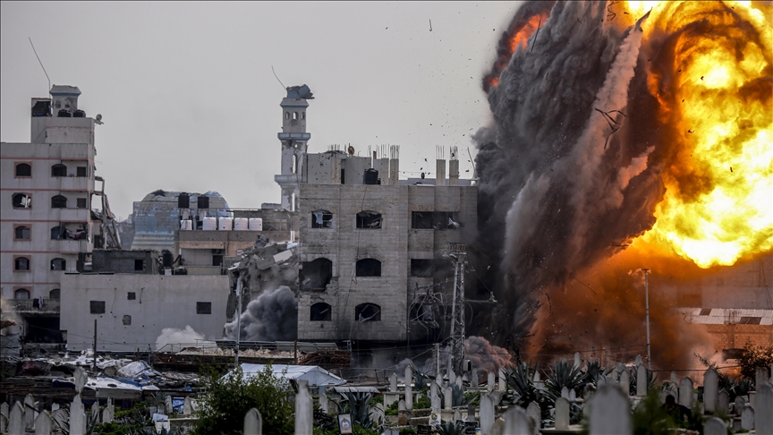 مقتل فلسطيني وإصابة طفلته بقصف إسرائيلي جنوبي غزة