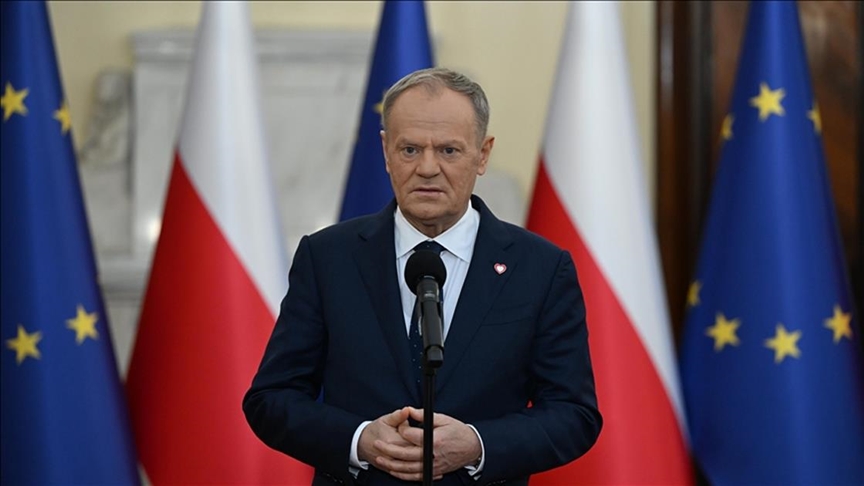 “Kush është fituesi i vërtetë?”, pyet Tusk mes shqyrtimit nga SHBA-ja për heqjen e sanksioneve ndaj naftës ruse