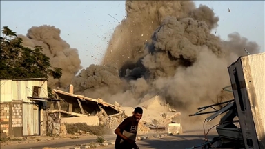 İsrail ordusu ateşkesi ihlal ederek Gazze Şeridi'nin çeşitli bölgelerini bombalamayı sürdürüyor