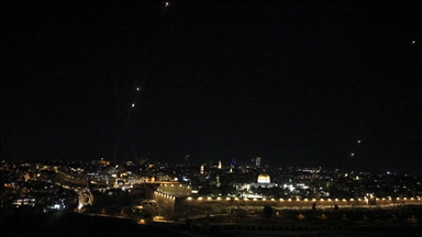 إسرائيل.. انفجارات إثر صاروخ انشطاري إيراني وتصدي لصواريخ من لبنان