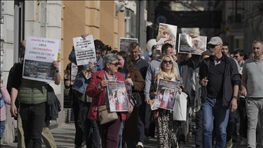 Grupa građana prošetala Sarajevom i položila cvijeće kod Iranskog kulturnog centra uprkos zabrani protesta
