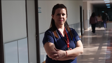 Yoğun bakımda hastalarına, evde üçüzlerine özveriyle bakıyor