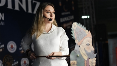 Türk gölge oyununun kadın ustası, Hacivat ile Karagöz'ü dünyaya tanıtıyor