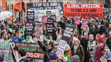 İngiltere'de savaş karşıtları, ABD'nin Londra Büyükelçiliğine yürüdü