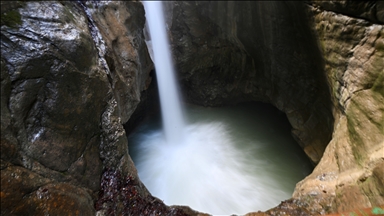 Samandere Şelalesi'nin debisi eriyen karla yükseldi