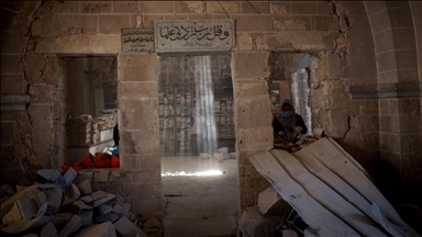 Vullnetarët restaurojnë dorëshkrime historike në Bibliotekën e Xhamisë së Madhe Omari në Gaza