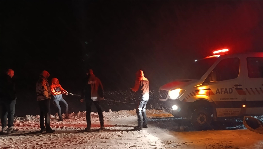 Li Agiriyê kamyoneta di bagerê da mehsûr ma hat xilaskirin