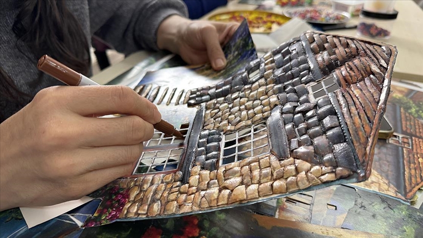 Rölyef ustası kadın, 34 yıldır hemcinslerine meslek öğretiyor