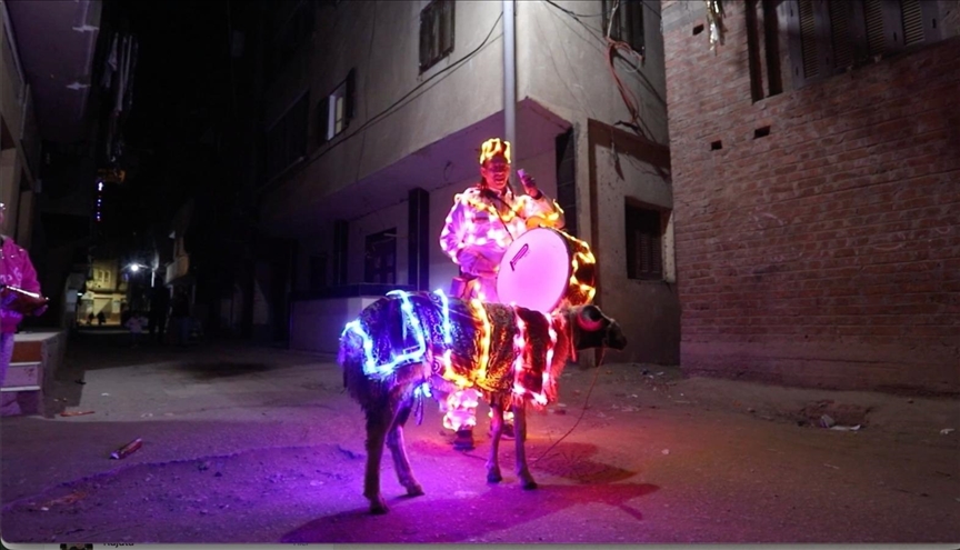 برفقة خروف مضيء.. المصري "الدهشان" ينادي للسحور في ليالي رمضان (تقرير)