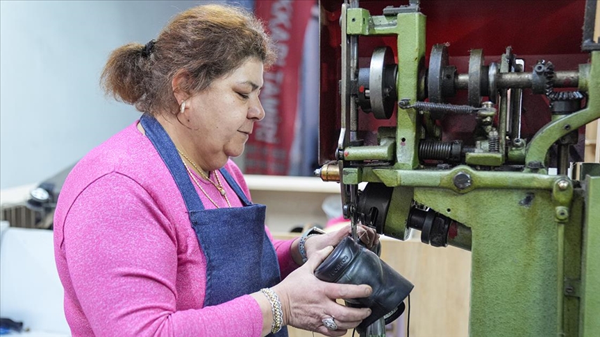 Mesleğe eşinin atölyesinde başlayan kadın ayakkabı tamirinde usta oldu