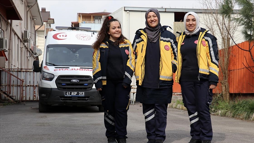 Kocaeli'de kadın ambulans sürücüleri, hastalar için zamanla yarışıyor