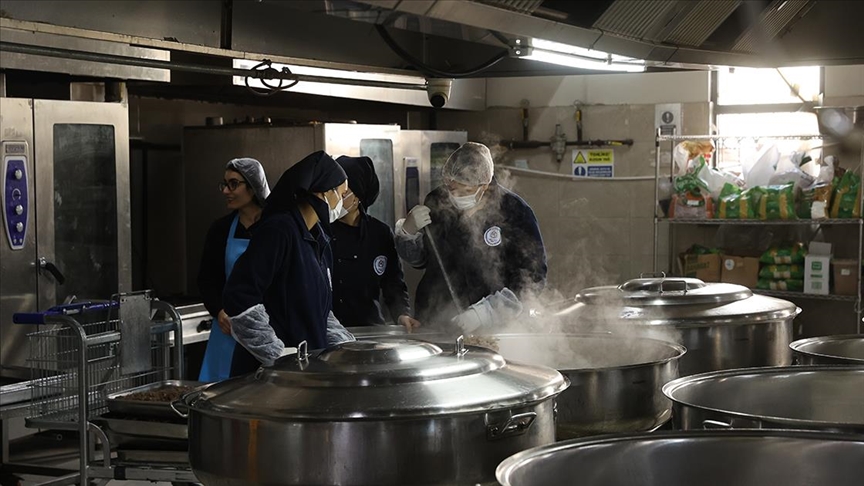 Aşçı adayı kız öğrenciler, ramazan sofralarını süslüyor