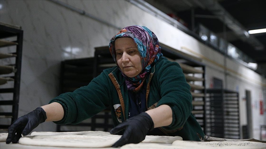 Niğdeli kadınlar, modern ekmek tesisinde üretime katılarak hayata tutundu