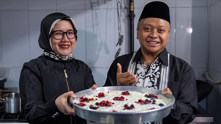 Endonezya'nın Ankara Büyükelçisi, iftar sofralarını süsleyen "güllaç"ı ve ülkesinin "kolak" tatlısını hazırladı