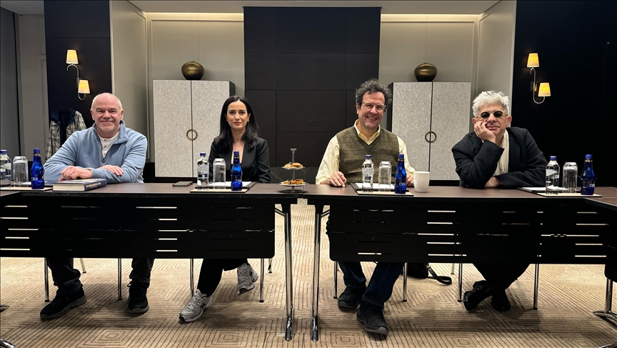 "Devlerin Savaşı" iki orkestra şefinin rekabetini tiyatro sahnesine taşıyor