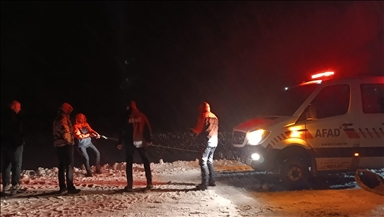 Li Agiriyê kamyoneta di bagerê da mehsûr ma hat xilaskirin