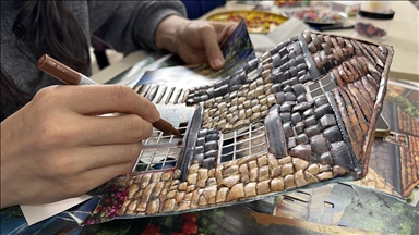 Rölyef ustası kadın, 34 yıldır hemcinslerine meslek öğretiyor