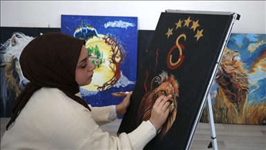 Bedensel engelli Kübra, yaptığı resimlerle hayatına renk katıyor