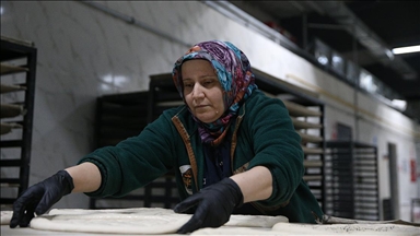Niğdeli kadınlar, modern ekmek tesisinde üretime katılarak hayata tutundu