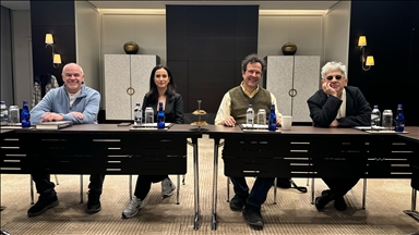 "Devlerin Savaşı" iki orkestra şefinin rekabetini tiyatro sahnesine taşıyor