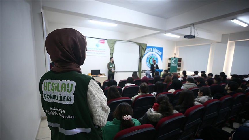 Muş'ta Yeşilay Haftası'nda yaklaşık 12 bin kişi bağımlılığa karşı bilinçlendirildi