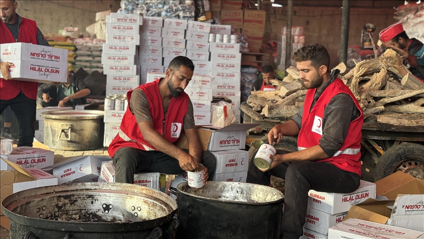 في رمضان.. الهلال الأحمر التركي يواصل تقديم وجبات بغزة وسوريا