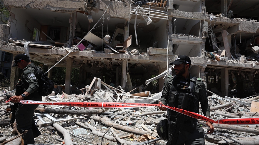 مقتل شخصين وإصابة آخر إثر سقوط صواريخ إيرانية وسط إسرائيل 