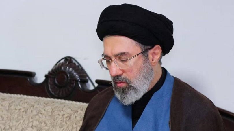 إيران.. عضو بمجلس الخبراء يعلن اختيار "مجتبى خامنئي" مرشدا جديدا 