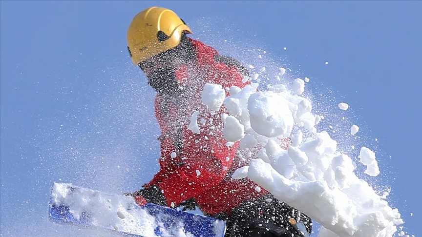 Dağcılar Erzurum'un Buz Tehlikesini Önler