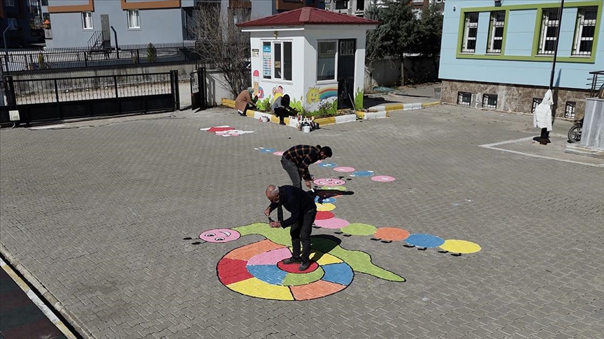 Adıyaman'da resim öğretmenleri okulları geleneksel oyunlarla renklendiriyor