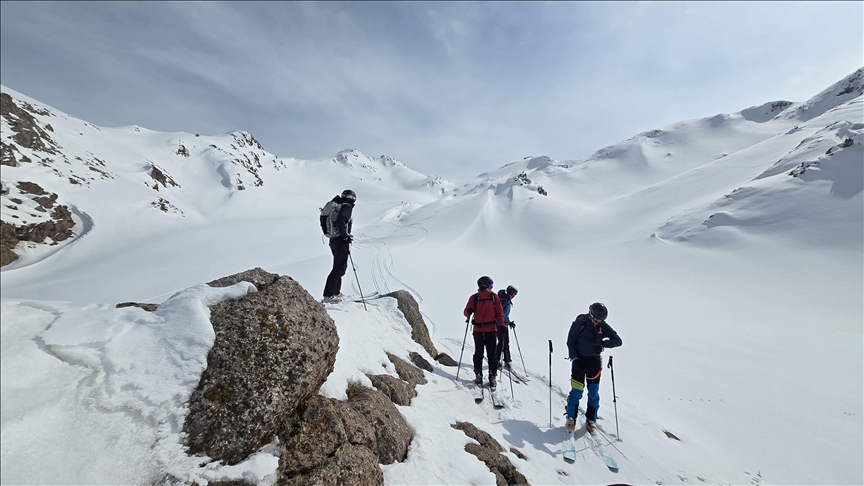 عبر التزلج.. تشيكيون وسويسريون يكتشفون جمال جبال هكاري التركية