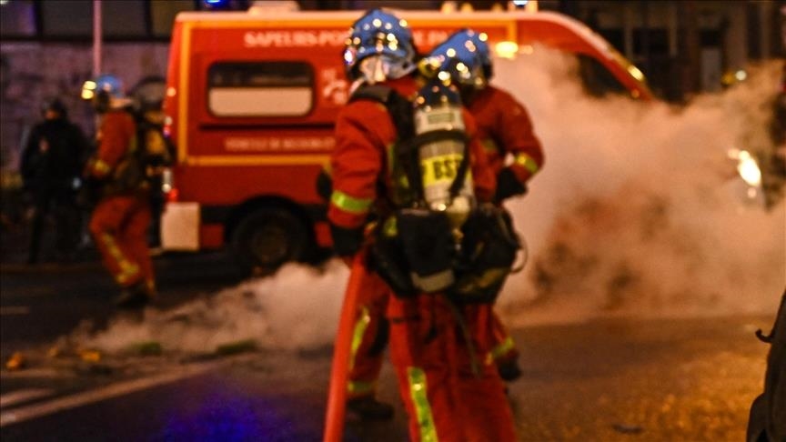 Një zjarr i madh shpërthen në Skoci  shembet një ndërtesë historike