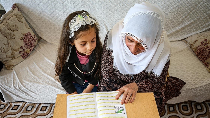 Torunu sayesinde 70 yaşında okuma yazma öğreniyor