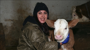 Devlet desteğiyle besi çiftliği kuran girişimci kadın hayvan sayısını artırmayı hedefliyor