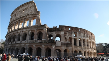 Koloseu ikonik i Romës vazhdon të tërheqë turistë