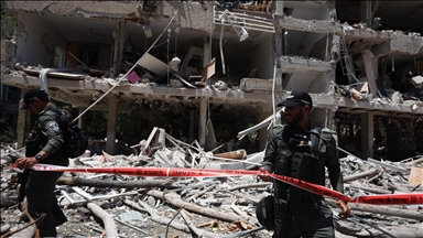 مقتل شخصين وإصابة آخر إثر سقوط صواريخ إيرانية وسط إسرائيل 