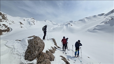 عبر التزلج.. تشيكيون وسويسريون يكتشفون جمال جبال هكاري التركية