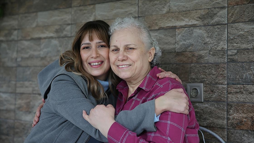 Dilara'nın lösemiye karşı en büyük gücü meme kanserini yenen annesi