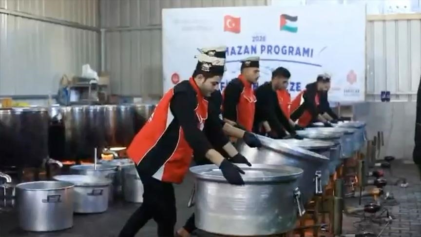 مديرية الأوقاف التركية توزع 10 آلاف وجبة إفطار يوميا في غزة