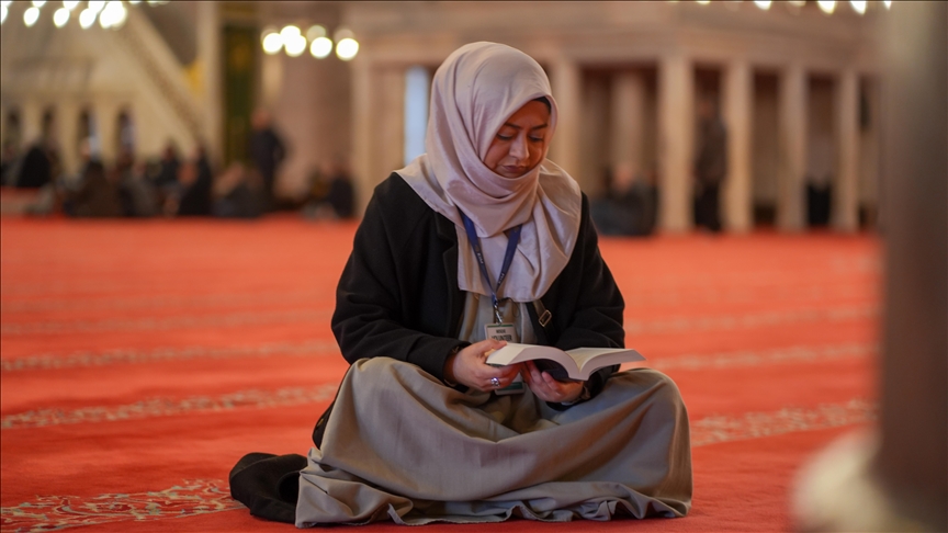 بيروفية في خدمة الإسلام.. "أميرة" متطوعة تشرح الدين للسياح بإسطنبول