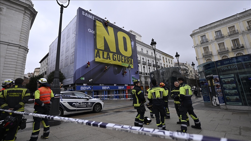 Активистите на Гринпис поставија голем транспарент „Не за војната“ во главниот град на Шпанија