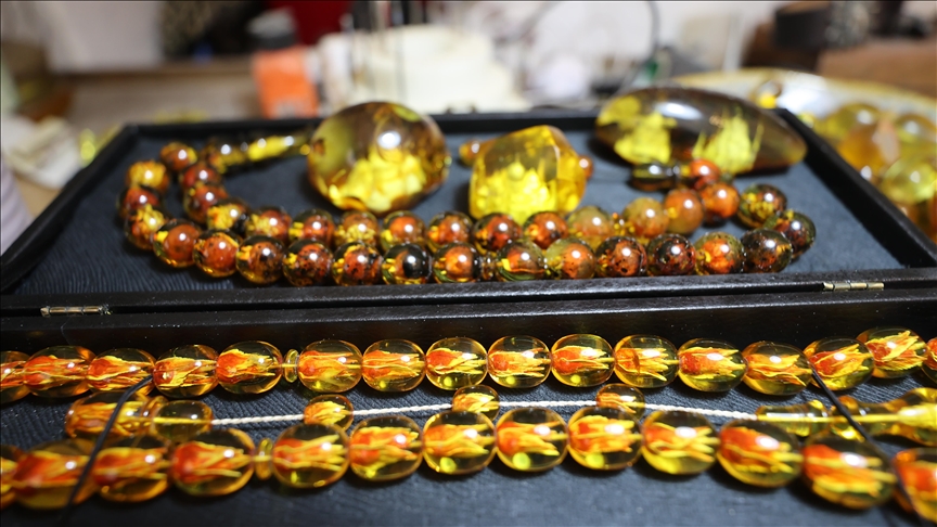 "Sofî Hoste"yê Mêrdînî li ser libên tizbiyan mizgeftên sembol dineqişîne