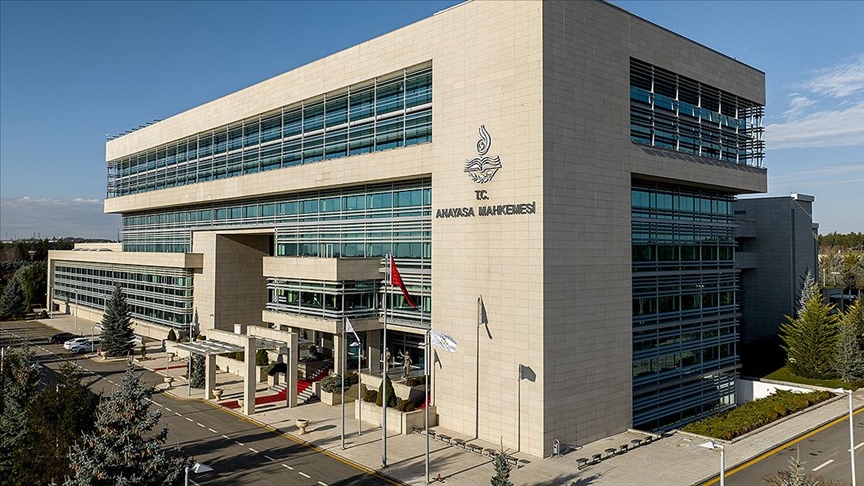 Sağlık çalışanlarının nöbet ücretlerine sınırlama getiren hüküm iptal edildi