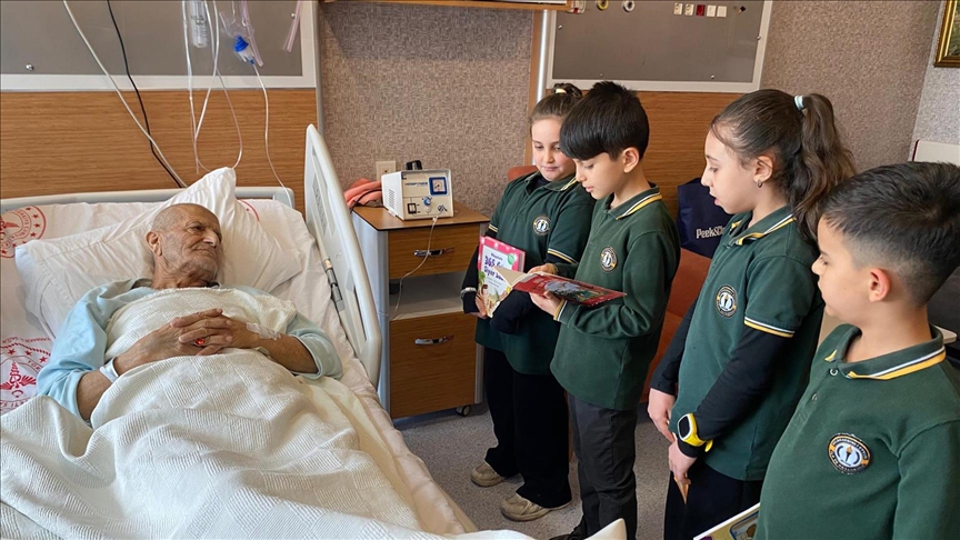 Diyarbakır'da minik öğrencilerin okuduğu hikayeler hastalara moral oluyor