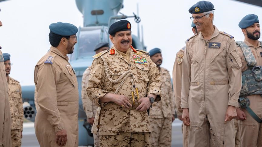 بالزي العسكري.. عاهل البحرين يتفقد سلاح الجو ويؤكد قوة المملكة