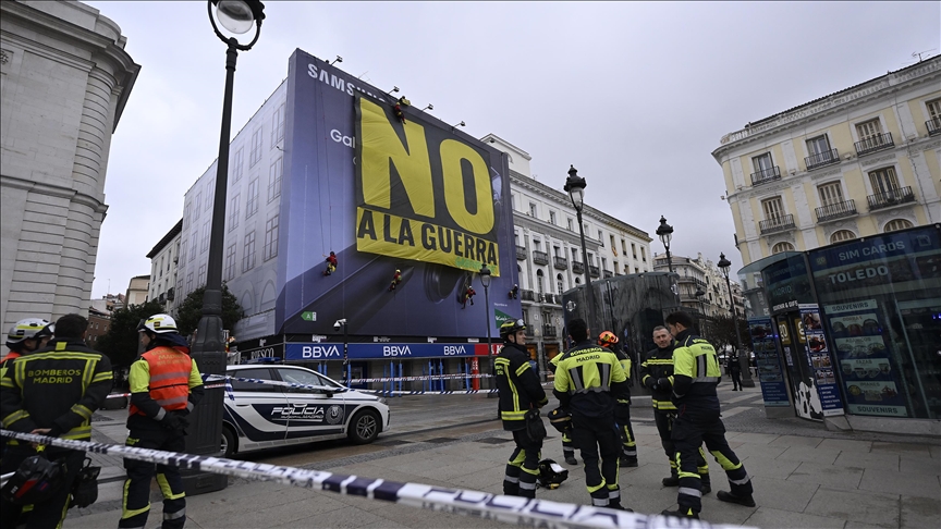 Aktivistët e  Greenpeace  shpalosin banderolë në Madrid   Jo luftës 