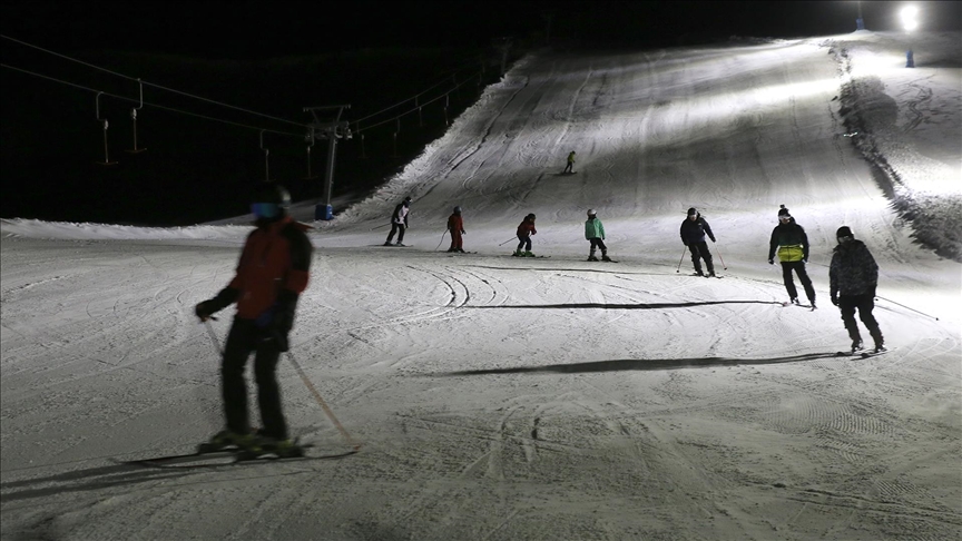 Bitlis'te ışıklandırılan tesiste gece kayağı keyfi