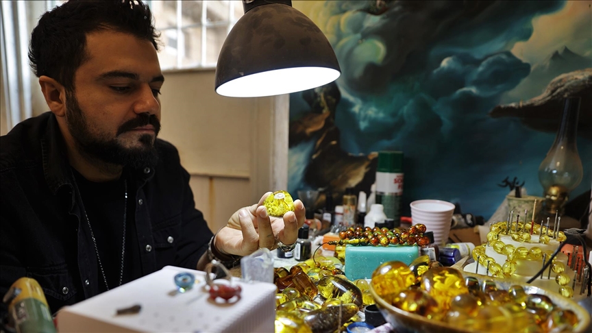 Mardinli "Sofi Usta" tespih tanelerinin içine sembol camileri işliyor