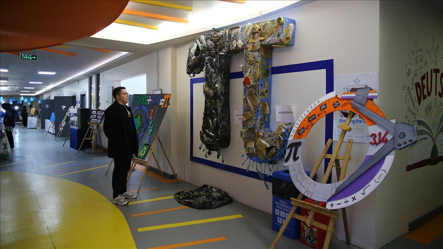 Adana'da öğrencilerin atık malzemelerden yaptıkları eserler sergilendi