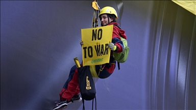 Greenpeace activists unfurl 'No to War' banner in Spain's capital